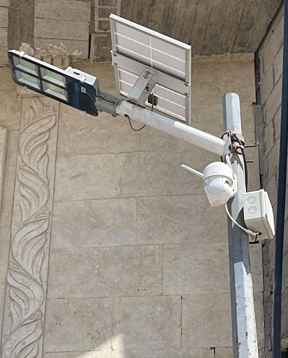 Lampadaire solaire 600 W en applique murale